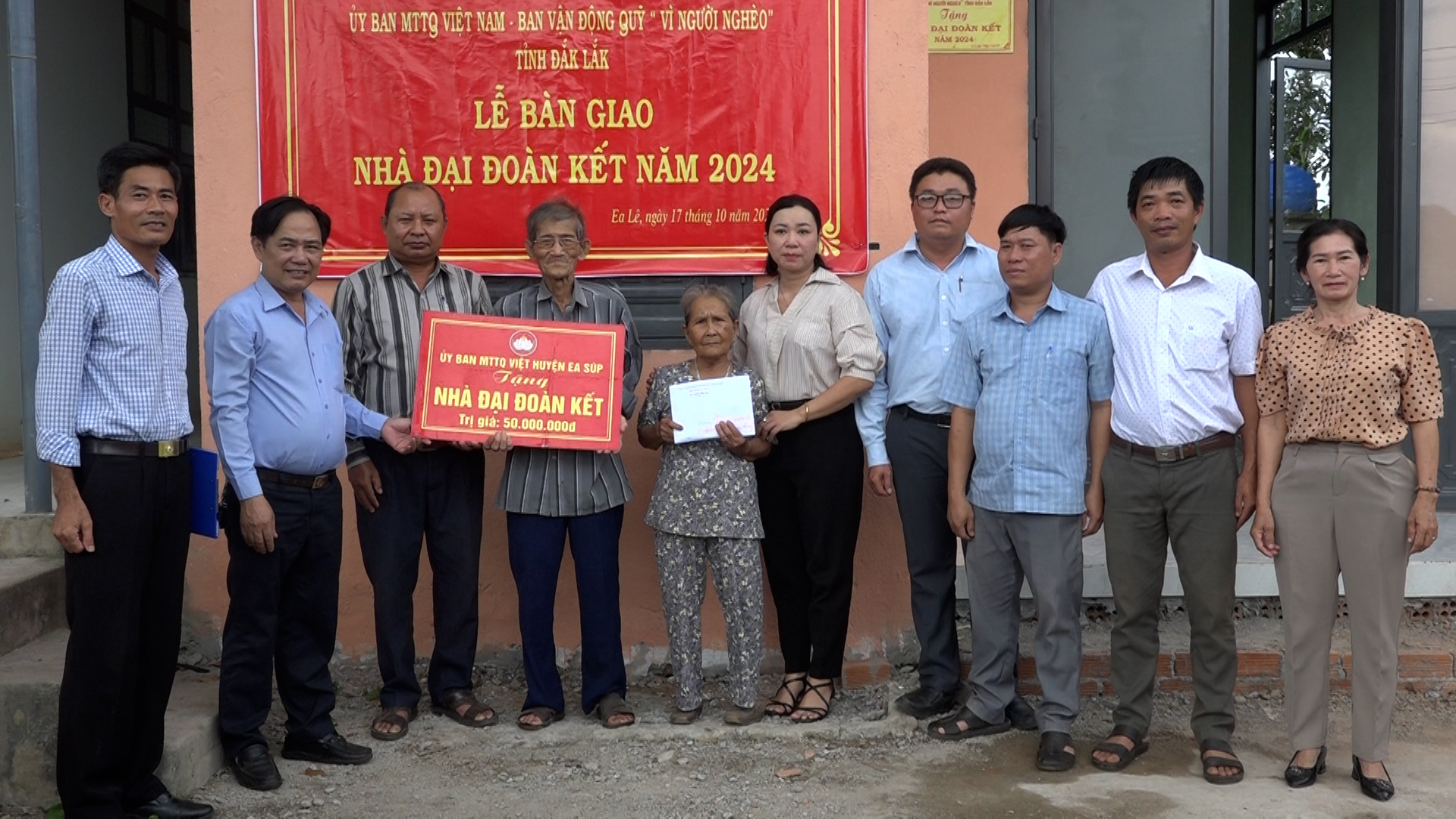 Bàn giao nhà “Đại đoàn kết” cho gia đình chính sách